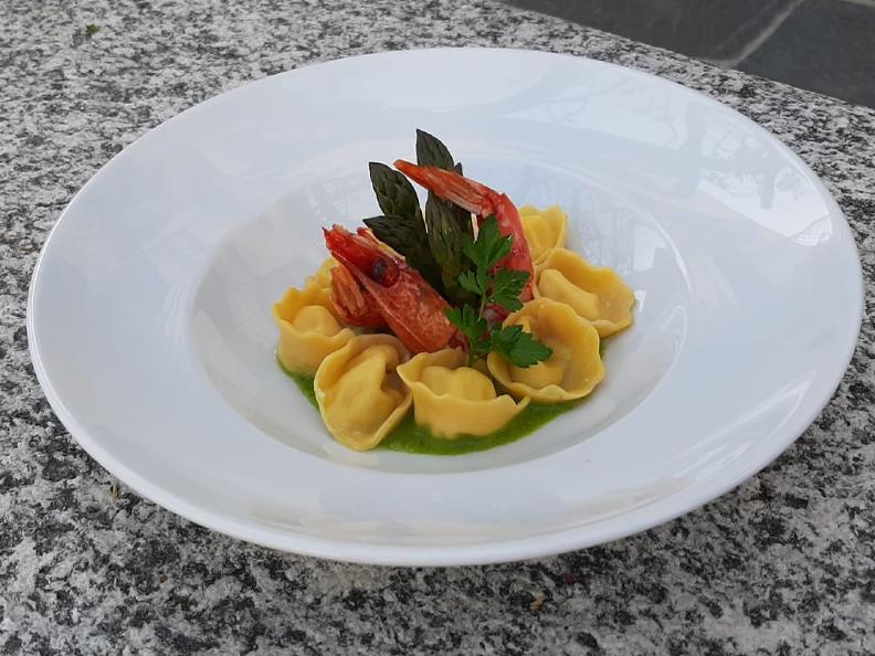 Image 0 - Cappelletti avec burrata asperges vertes et crevettes rouges Mazara del Vallo - La recette